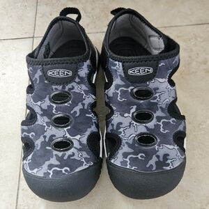 Keen Kids Black Gray Camo Water Shoes NWOT Size 12